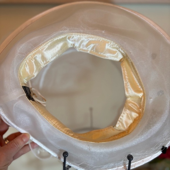 Women’s Church / Derby Hat. 100% Wool. With netting. White with black decor. - Picture 5 of 6